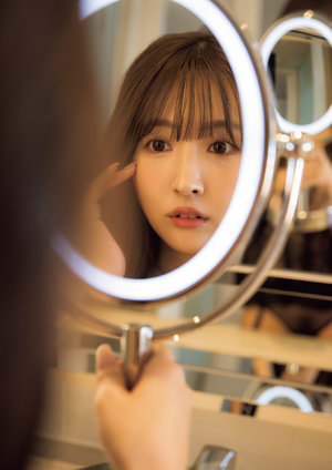 她开始慢慢迎合刘小刚的背景故事